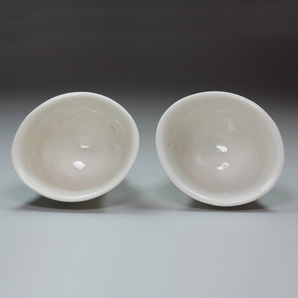 Pair of Chinese blanc de chine libation cups, Kangxi (1662-1722) - image 2