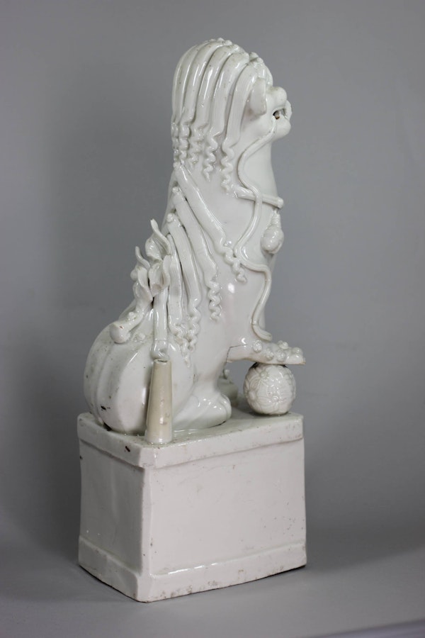 Chinese blanc de chine dog of Fo incense holder, 18th century - image 3