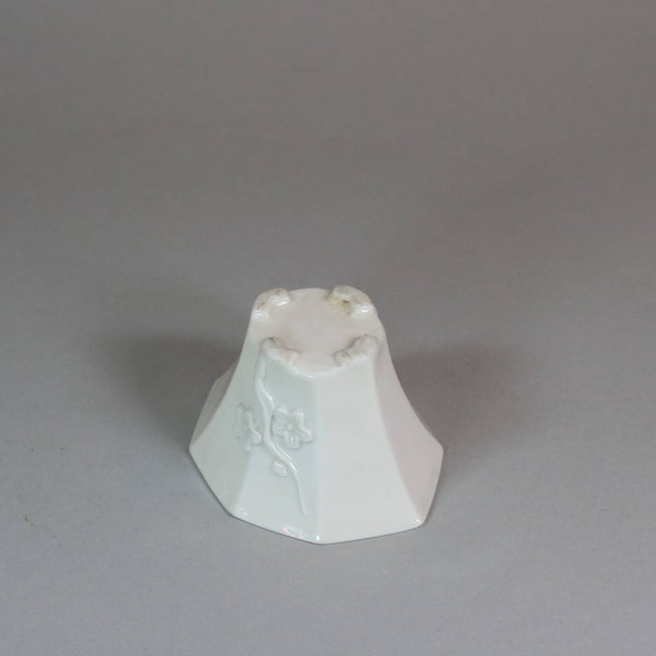 Chinese blanc de chine dou-shaped libation cup, late Ming - image 2