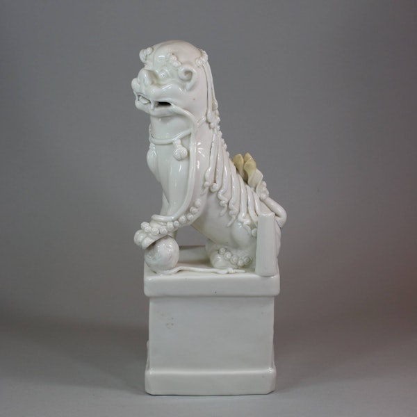 Chinese blanc de chine dog of Fo incense holder, 18th century - image 4