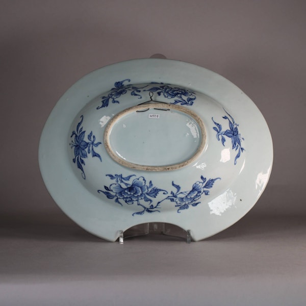 Chinese blue and white barber's bowl, late 18th century - image 2