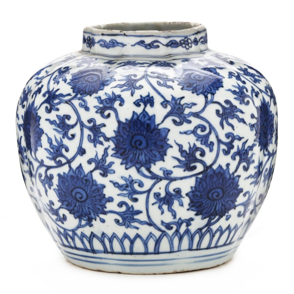 A blue and white 'lotus' jar, Ming Dynasty, Wanli (1573-1620) - image 3