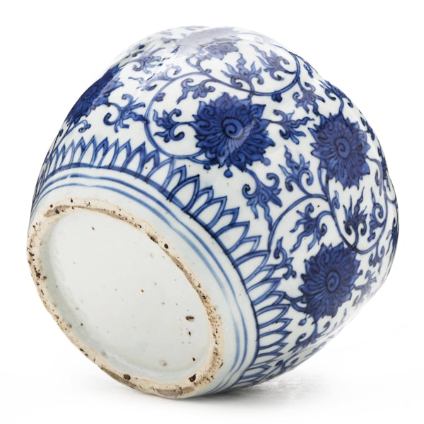 A blue and white 'lotus' jar, Ming Dynasty, Wanli (1573-1620) - image 7