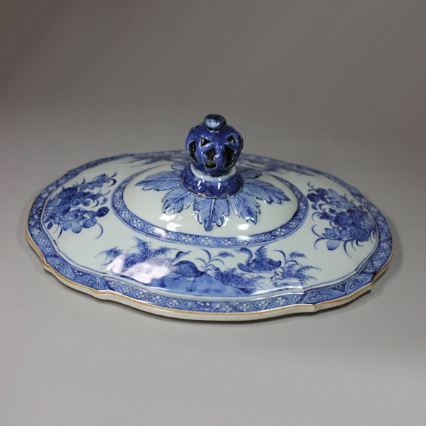 Large Chinese blue and white tureen, cover and stand, Qianlong (1736-95) - image 4