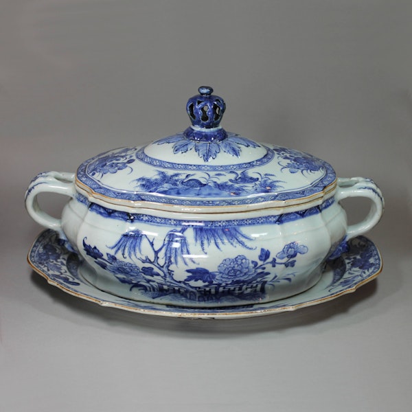 Large Chinese blue and white tureen, cover and stand, Qianlong (1736-95) - image 1