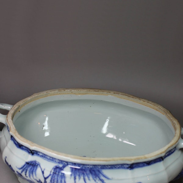 Large Chinese blue and white tureen, cover and stand, Qianlong (1736-95) - image 6