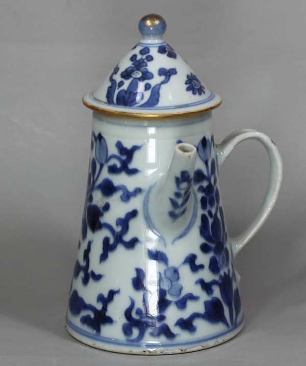 Chinese blue and white lighthouse teapot and cover, early Qianlong (1736-95) - image 2