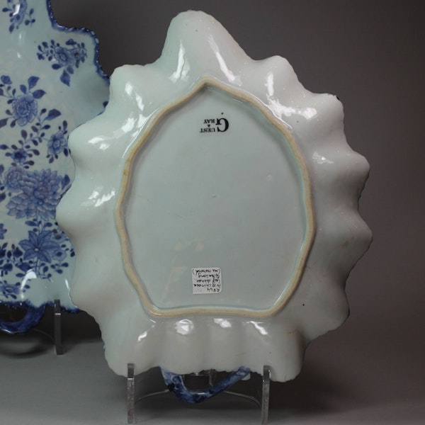 Pair of moulded Chinese leaf-shaped dishes, Qianlong (1736-95) - image 4