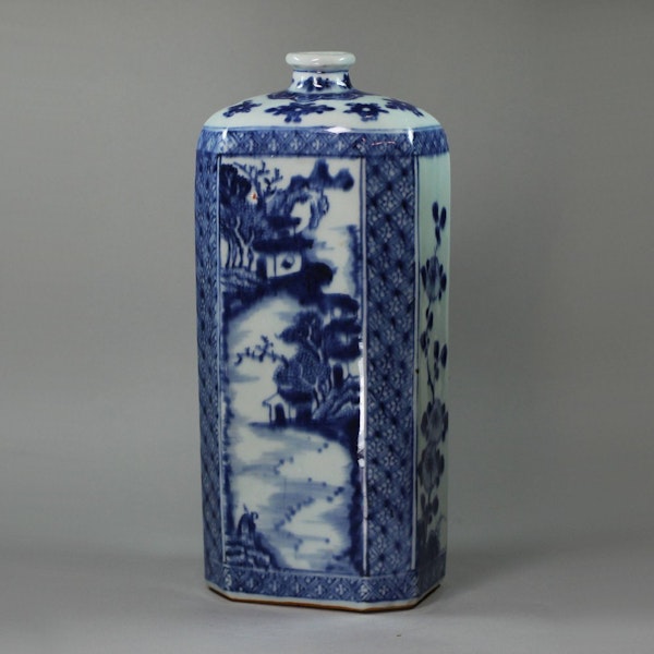 Chinese blue and white flask with chamfered edges, 18th century - image 1