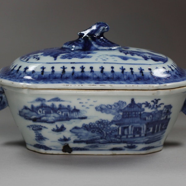 Chinese blue and white sauce tureen and cover, Qianlong (1736-95) - image 2