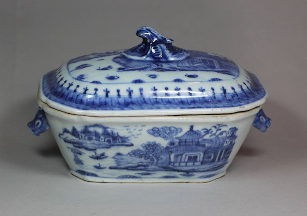 Chinese blue and white sauce tureen and cover, Qianlong (1736-95) - image 1