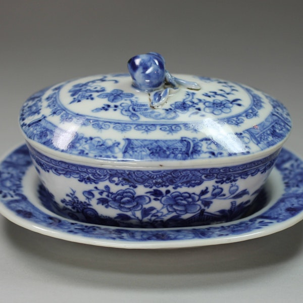 Chinese small blue and white butter tub, cover and stand, Qianlong (1736-95) - image 3