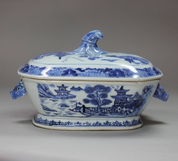 Chinese blue and white sauce tureen and cover, Qianlong (1735-95) - image 1