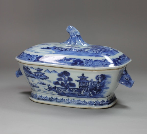 Chinese blue and white sauce tureen and cover, Qianlong (1735-95) - image 2