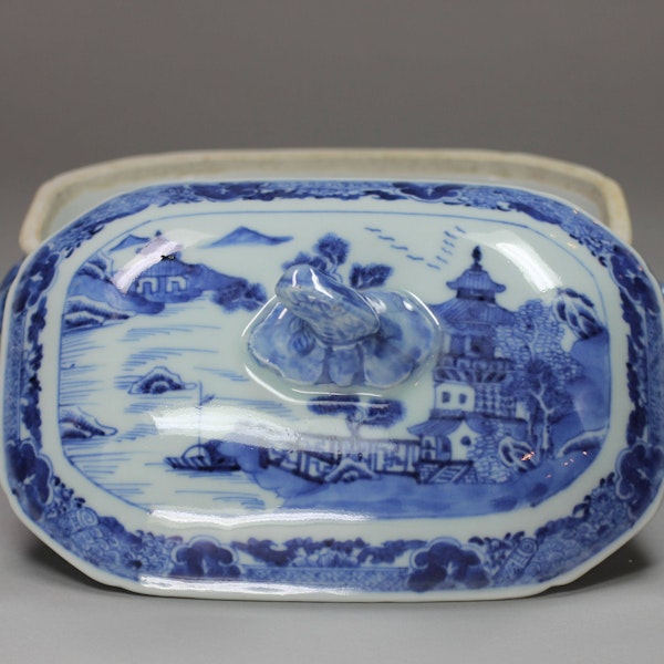 Chinese blue and white sauce tureen and cover, Qianlong (1735-95) - image 3