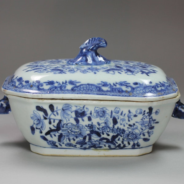 Nankin blue and white sauce tureen and cover, Qianlong (1736-95) - image 2