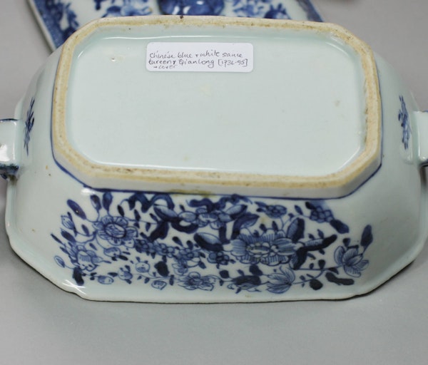 Nankin blue and white sauce tureen and cover, Qianlong (1736-95) - image 3