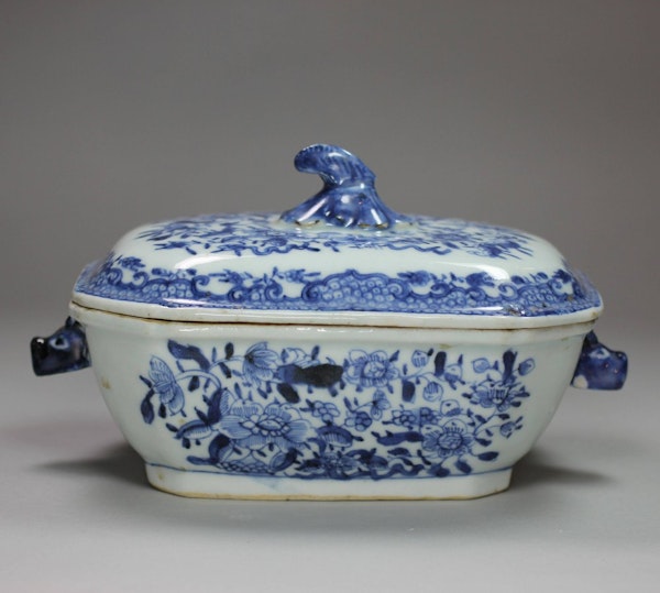 Nankin blue and white sauce tureen and cover, Qianlong (1736-95) - image 1