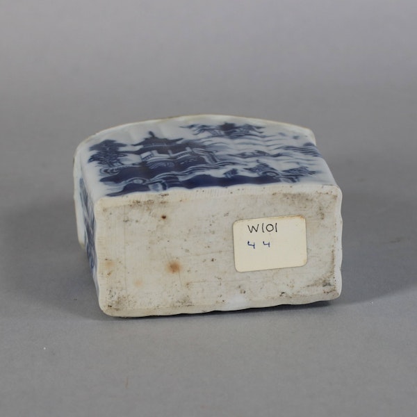 Chinese blue and white ribbed caddy, Qianlong (1736-95) - image 2