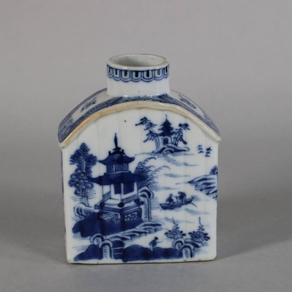 Chinese blue and white ribbed caddy, Qianlong (1736-95) - image 1