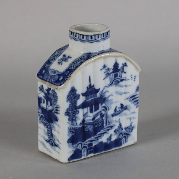 Chinese blue and white ribbed caddy, Qianlong (1736-95) - image 3