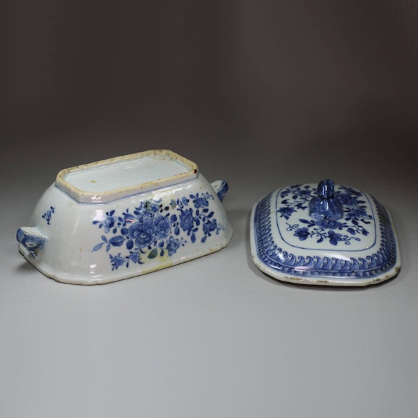 Small Chinese blue and white tureen and cover, Qianlong (1736-95) - image 3