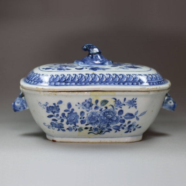 Small Chinese blue and white tureen and cover, Qianlong (1736-95) - image 1