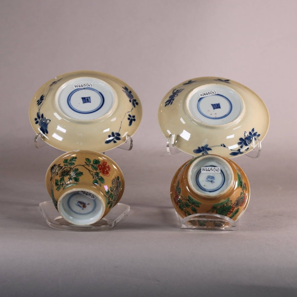 Pair of Chinese café au lait teabowls and saucers, Qianlong (1735-96) - image 3