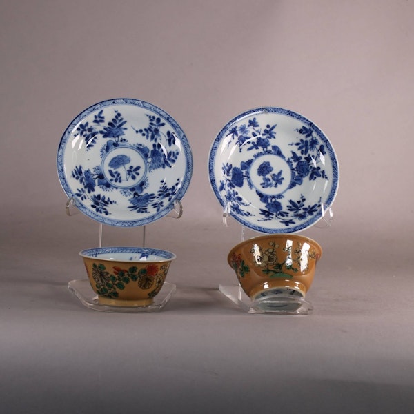 Pair of Chinese café au lait teabowls and saucers, Qianlong (1735-96) - image 1