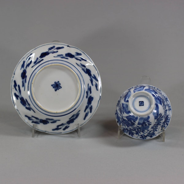 Chinese blue and white moulded teabowl and saucer, Kangxi (1662-1722) - image 2