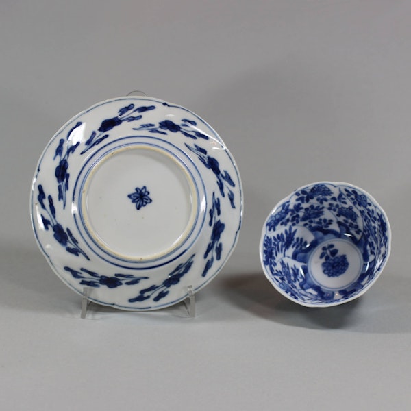 Chinese blue and white moulded teabowl and saucer, Kangxi (1662-1722) - image 4