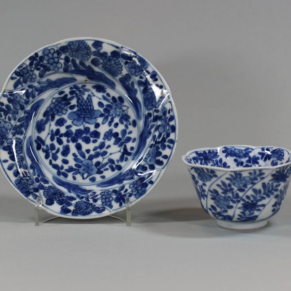 Chinese blue and white moulded teabowl and saucer, Kangxi (1662-1722) - image 3