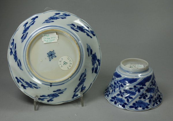 Chinese blue and white teabowl and saucer, Kangxi (1662-1722) - image 2