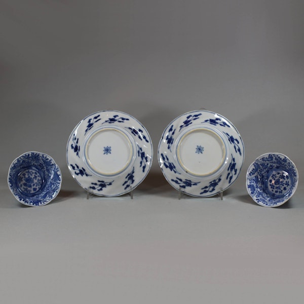 Pair of Chinese blue and white moulded teabowls and saucers, Kangxi (1662-1722) - image 4