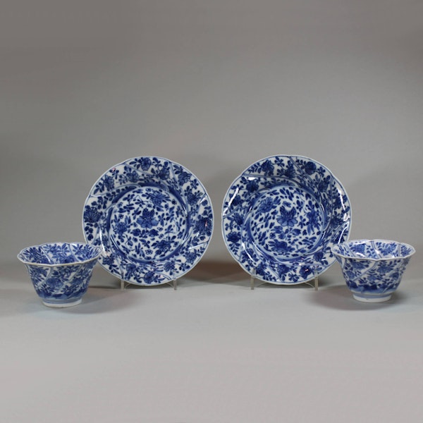 Pair of Chinese blue and white moulded teabowls and saucers, Kangxi (1662-1722) - image 3