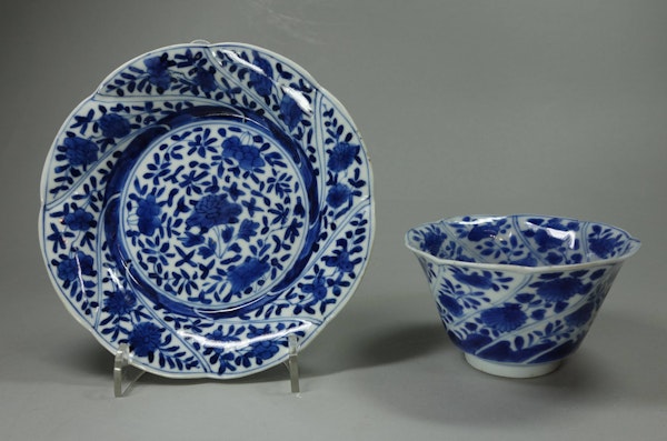 Chinese blue and white teabowl and saucer, Kangxi (1662-1722) - image 1