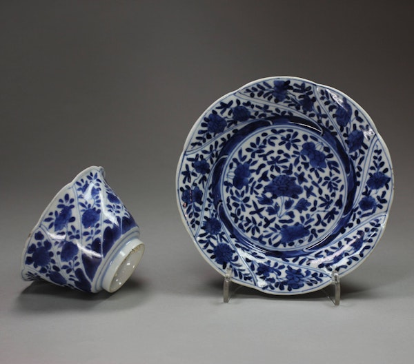 Chinese blue and white teabowl and saucer, Kangxi (1662-1722) - image 2