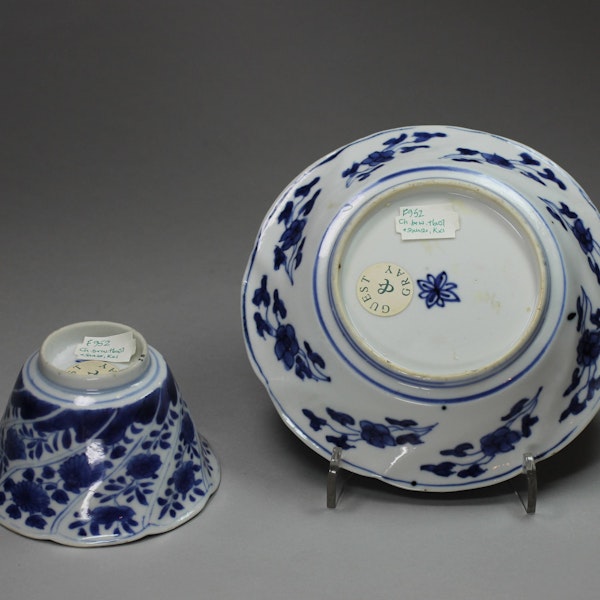 Chinese blue and white teabowl and saucer, Kangxi (1662-1722) - image 3