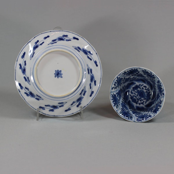 Chinese blue and white moulded teabowl and saucer, Kangxi (1662-1722) - image 4