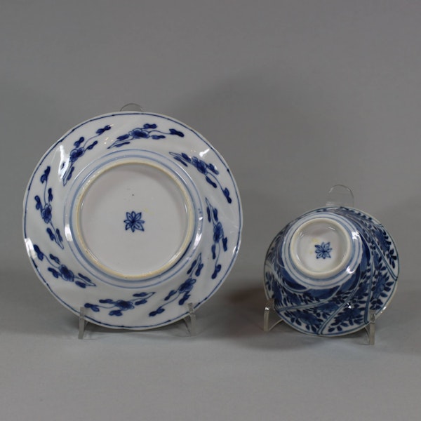 Chinese blue and white moulded teabowl and saucer, Kangxi (1662-1722) - image 2