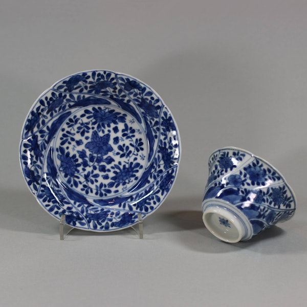 Chinese blue and white moulded teabowl and saucer, Kangxi (1662-1722) - image 3