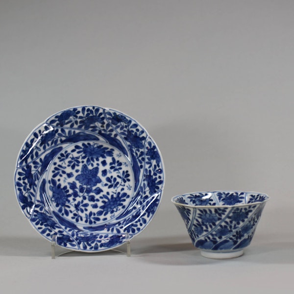 Chinese blue and white moulded teabowl and saucer, Kangxi (1662-1722) - image 1