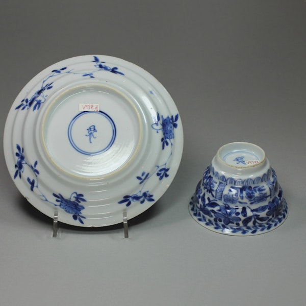 Chinese blue and white teabowl and saucer, Kangxi (1662-1722) - image 2