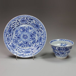 Chinese blue and white teabowl and saucer, Kangxi (1662-1722)