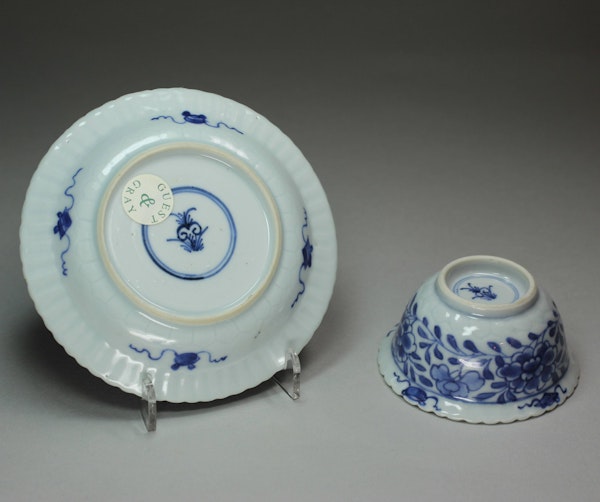 Chinese blue and white teabowl and saucer, Kangxi (1662-1722) - image 3