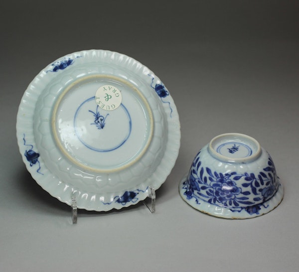 Chinese blue and white teabowl and saucer, Kangxi (1662-1722) - image 3