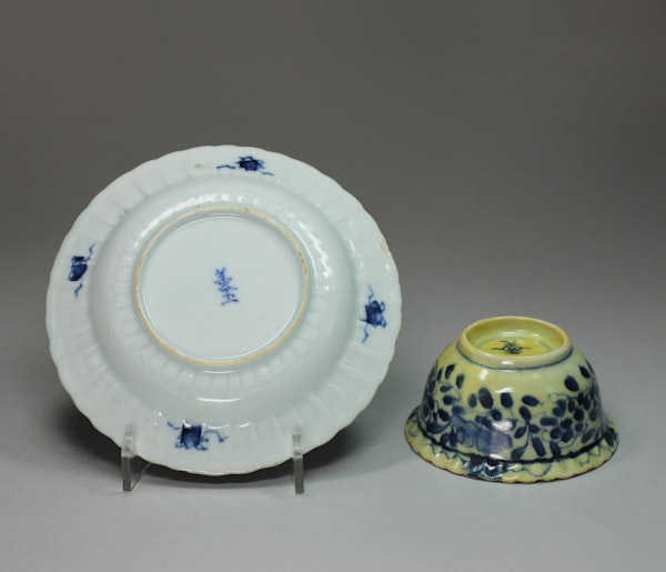 Chinese blue and white teabowl and saucer, Kangxi (1662-1722) - image 2