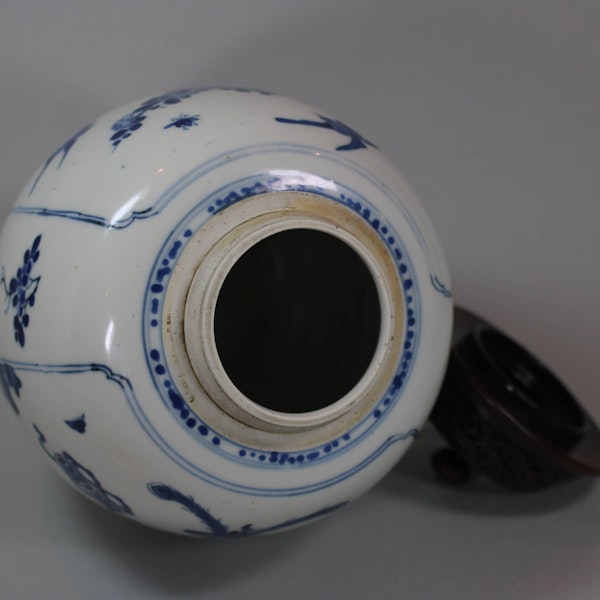 Chinese blue and white ginger jar with pierced wooden cover, Kangxi (1662-1722) - image 4