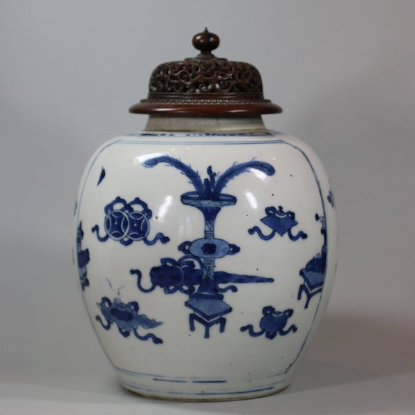 Chinese blue and white ginger jar with pierced wooden cover, Kangxi (1662-1722) - image 1