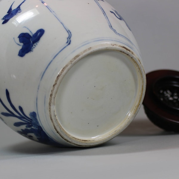 Chinese blue and white ginger jar with pierced wooden cover, Kangxi (1662-1722) - image 2